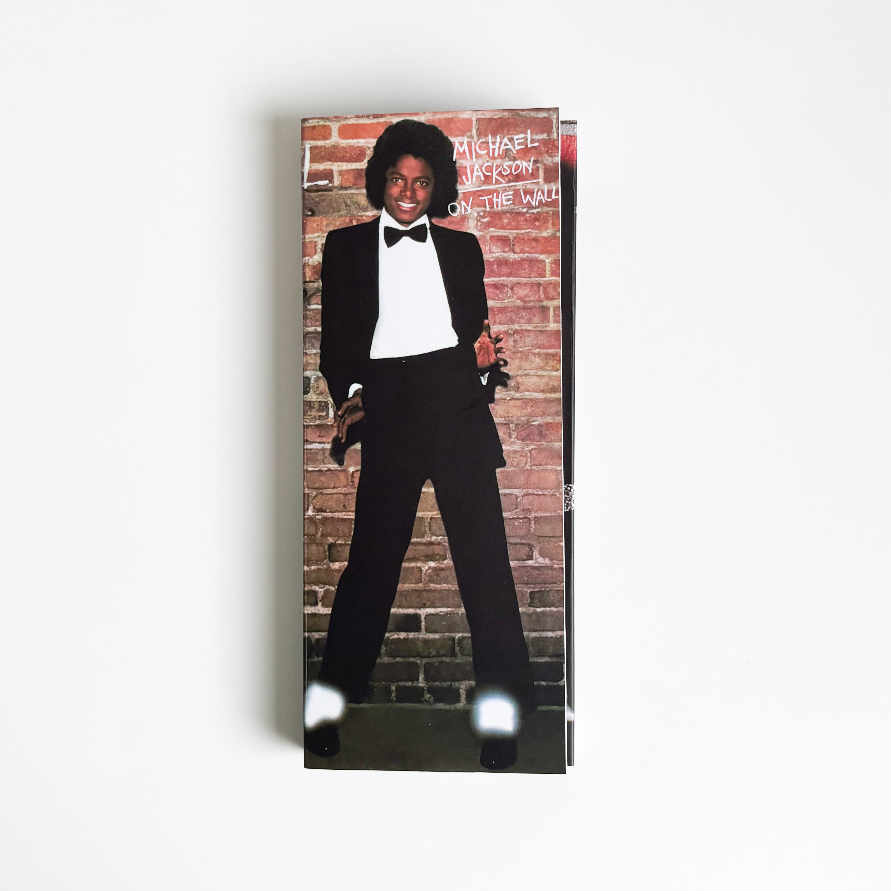michael jackson on the wall book 本 MICHAEL JACKSON ON THE WALL: COLLECTIF: 9782711871193: Amazon.com